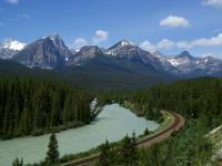 Bow Range, Bow River und CPR Bahnlinie an der Moran's Curve - Banff NP